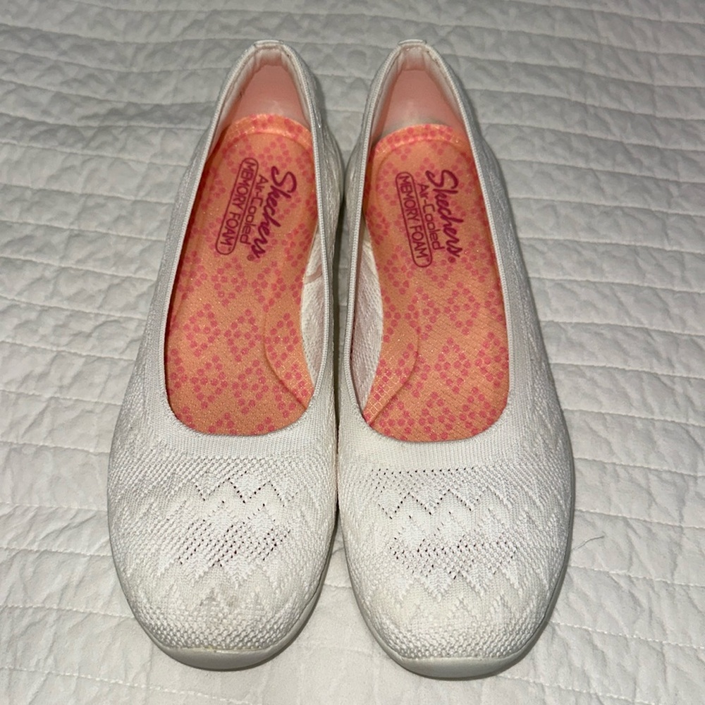 Skechers White Slip On Flats elegant, white lace pattern size 9, new without box